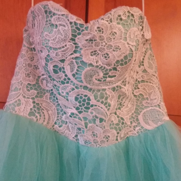 Prom dress - Picture 2 of 4